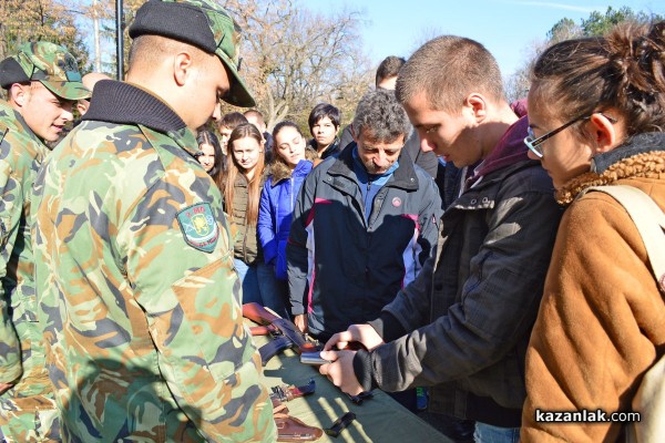  Деца се забавляваха участвайки във военни задачки в казанлъшкото поделение
