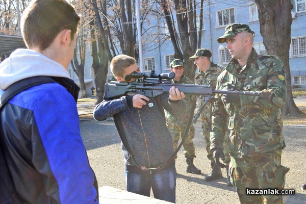 Деца в казанлъшкото поделение