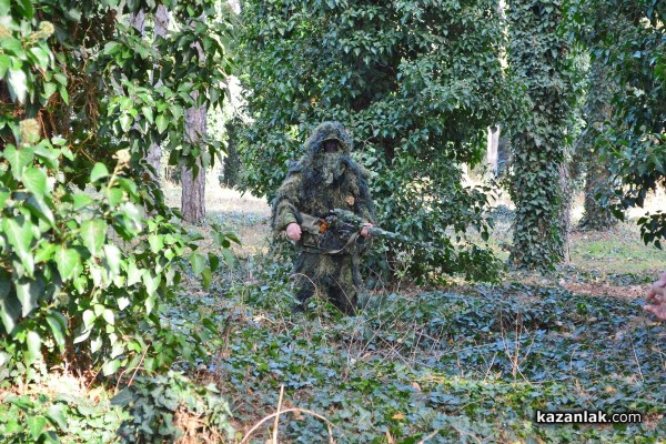  Деца се забавляваха участвайки във военни задачки в казанлъшкото поделение