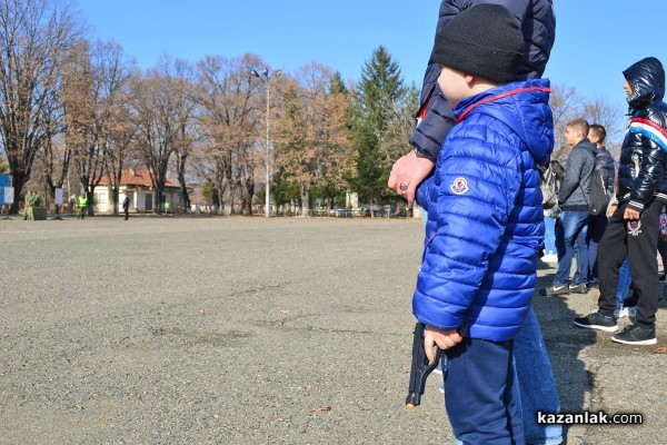 Деца в казанлъшкото поделение