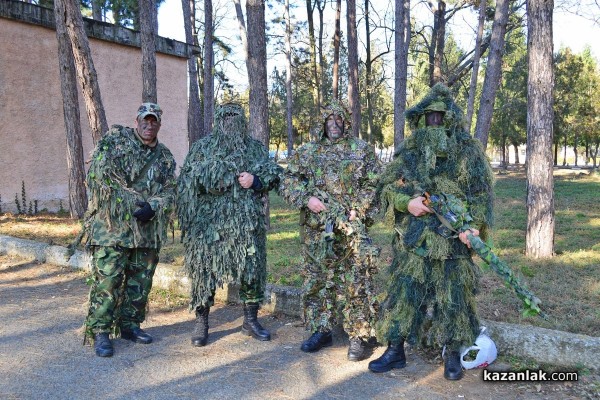  Деца се забавляваха участвайки във военни задачки в казанлъшкото поделение