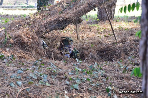  Деца се забавляваха участвайки във военни задачки в казанлъшкото поделение