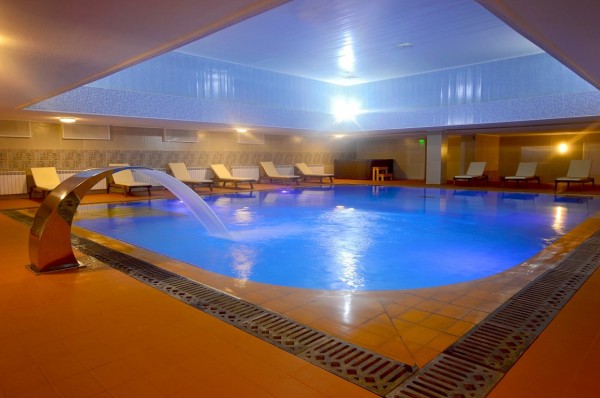 Басейн с минерална вода отвори Хотел „Казанлък“