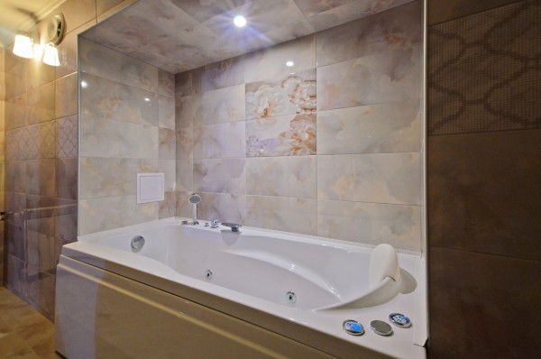 Басейн с минерална вода отвори Хотел „Казанлък“