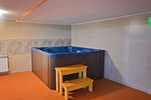 Басейн с минерална вода отвори Хотел „Казанлък“