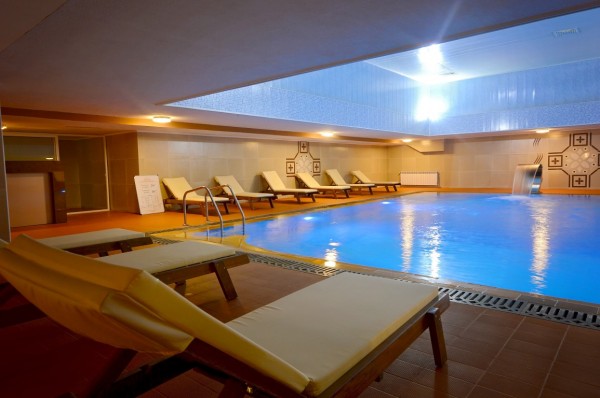 Басейн с минерална вода отвори Хотел „Казанлък“