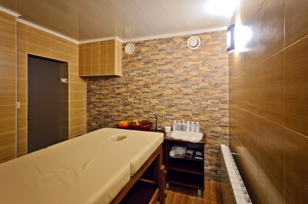 Басейн с минерална вода отвори Хотел „Казанлък“