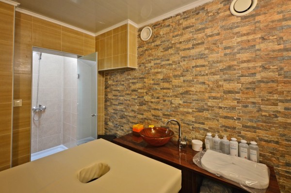 Басейн с минерална вода отвори Хотел „Казанлък“