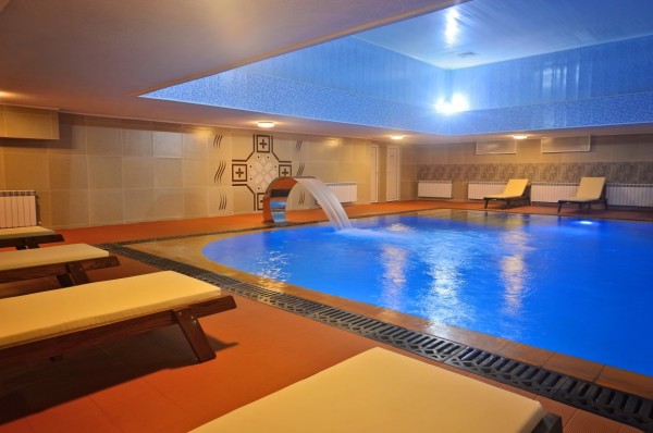 Басейн с минерална вода отвори Хотел „Казанлък“