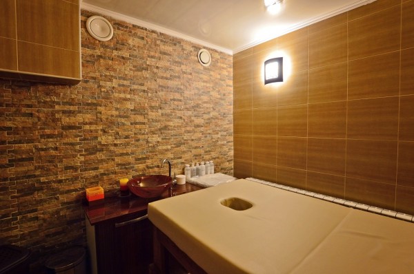 Басейн с минерална вода отвори Хотел „Казанлък“