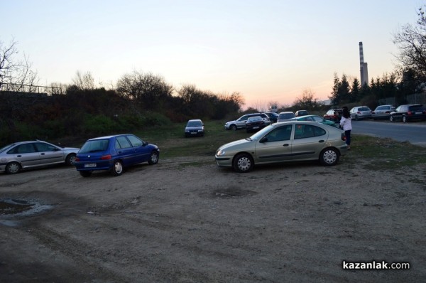 „Паякът“ вдига автомобили паркирани в тревните площи покрай Арсенал