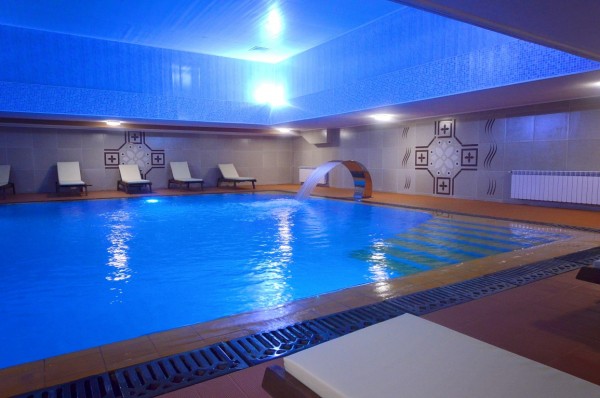 Басейн с минерална вода отвори Хотел „Казанлък“