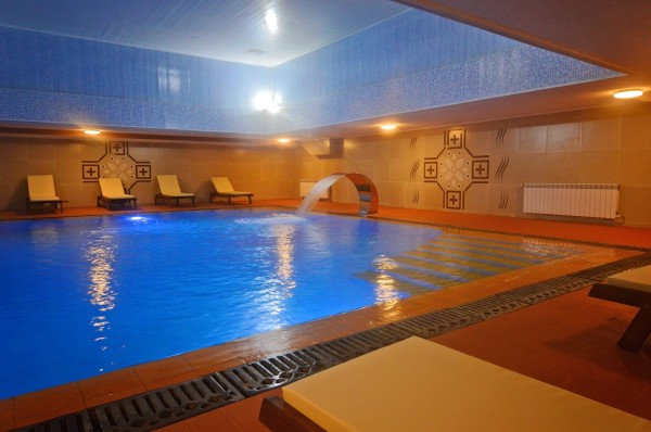 Басейн с минерална вода отвори Хотел „Казанлък“