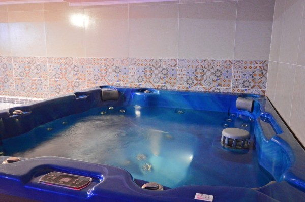 Басейн с минерална вода отвори Хотел „Казанлък“