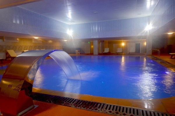 Басейн с минерална вода отвори Хотел „Казанлък“