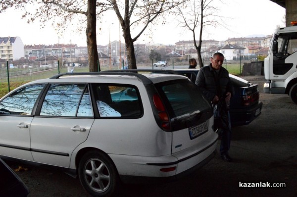 „Паякът“ вдига автомобили паркирани в тревните площи покрай Арсенал