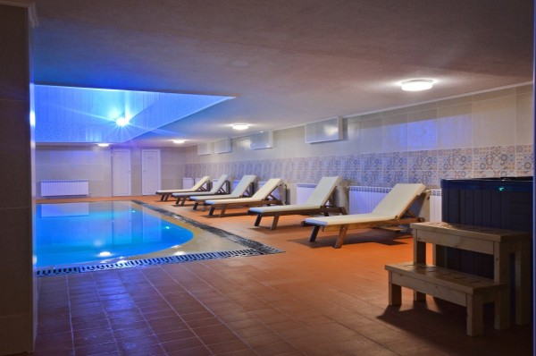 Басейн с минерална вода отвори Хотел „Казанлък“