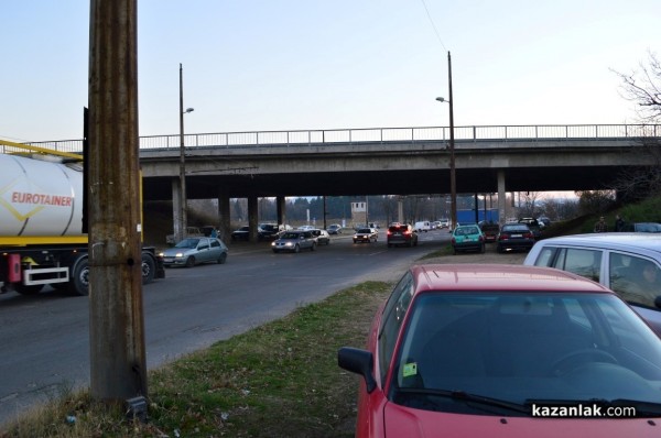 „Паякът“ вдига автомобили паркирани в тревните площи покрай Арсенал