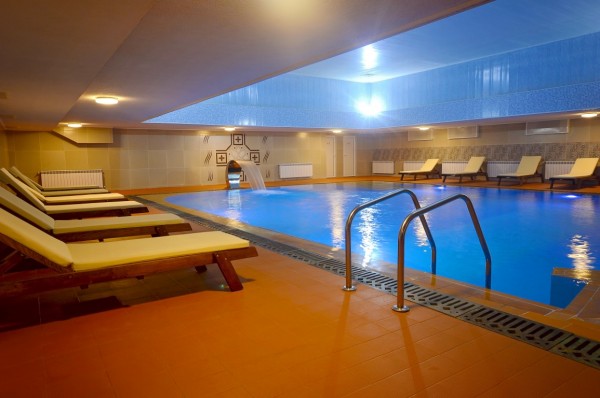 Басейн с минерална вода отвори Хотел „Казанлък“