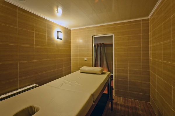 Басейн с минерална вода отвори Хотел „Казанлък“