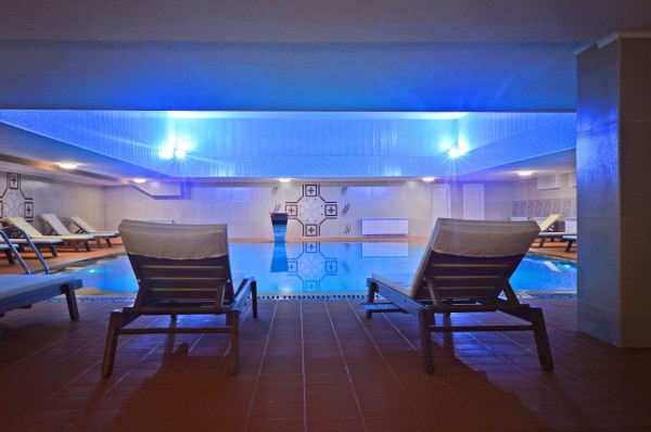 Басейн с минерална вода отвори Хотел „Казанлък“