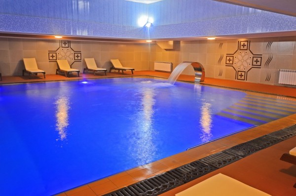 Басейн с минерална вода отвори Хотел „Казанлък“