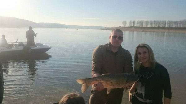 Зарибиха язовир „Копринка“ с над 300 броя бял амур