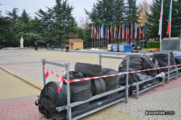 По-голяма ледена пързалка на площада тази Коледа