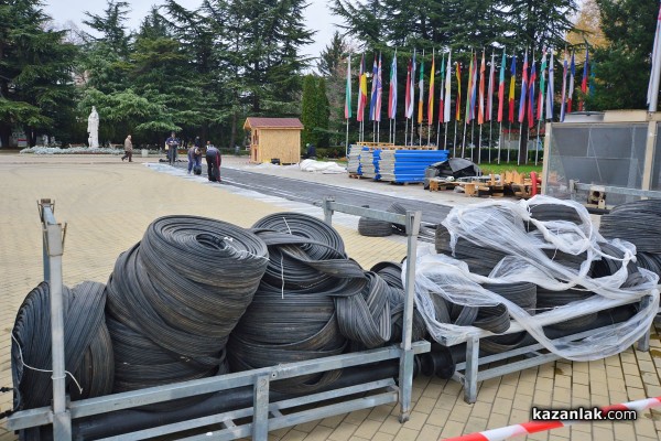 По-голяма ледена пързалка на площада тази Коледа