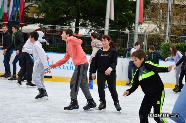 По-голяма ледена пързалка на площада тази Коледа