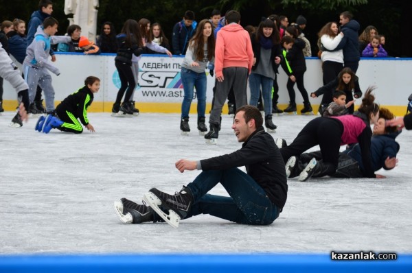 По-голяма ледена пързалка на площада тази Коледа