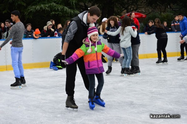 По-голяма ледена пързалка на площада тази Коледа