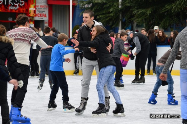 По-голяма ледена пързалка на площада тази Коледа