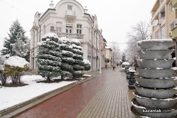 Казанлък се събуди със снежна покривка- Честит първи сняг /видео/