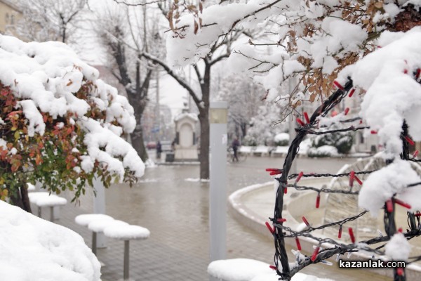 Казанлък се събуди със снежна покривка- Честит първи сняг /видео/