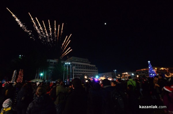 Запалване на коледната елха