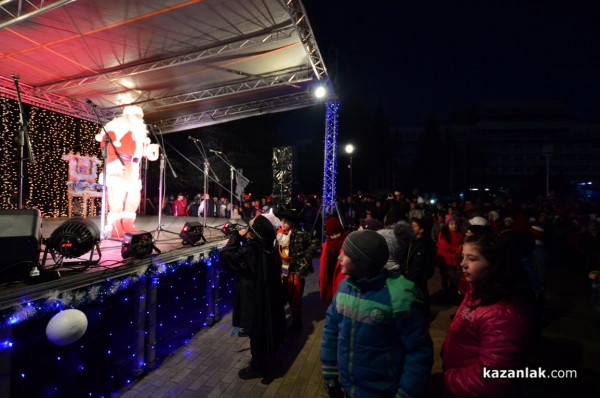 Запалване на коледната елха