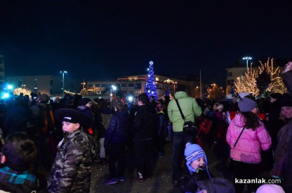 Запалване на коледната елха