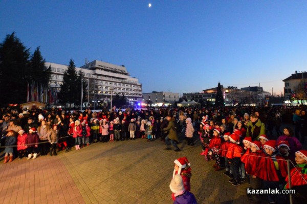 Запалване на коледната елха