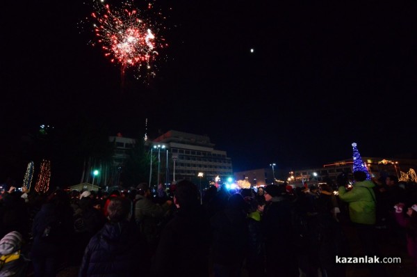 Запалване на коледната елха