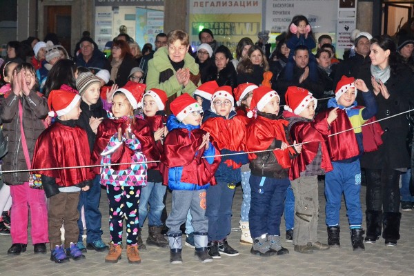 Елхата на Казанлък засия
