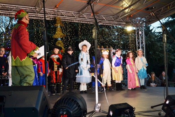 Елхата на Казанлък засия