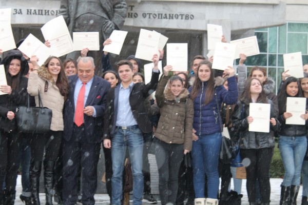 Ученици от ПГЛПТ със сертификати от Националното състезание по финанси и счетоводство в УНСС