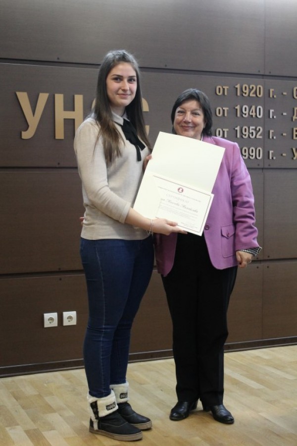 Ученици от ПГЛПТ със сертификати от Националното състезание по финанси и счетоводство в УНСС