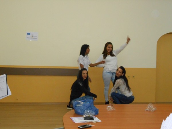 Коледният дух завладя учениците на ПГ „Академик Петко Стайнов“