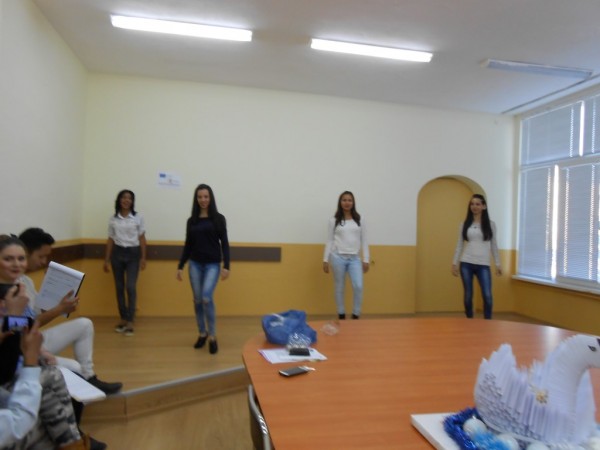 Коледният дух завладя учениците на ПГ „Академик Петко Стайнов“