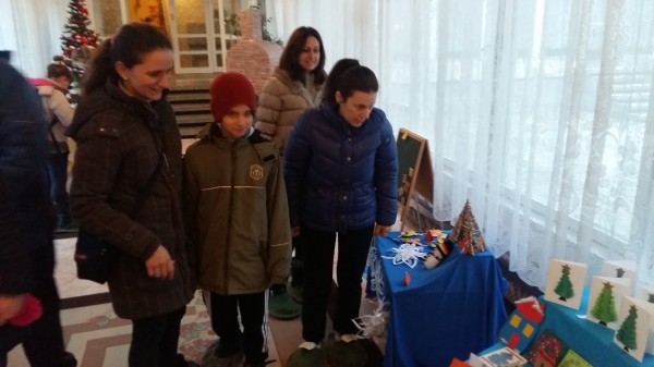 Деца от ДГ “Здравец“ с Коледен базар за стая за рехабилитация на децата с увреждания