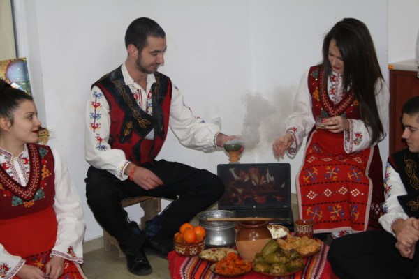 Възстановка на Бъдни вечер и Коледа направиха в ПГЛПТ