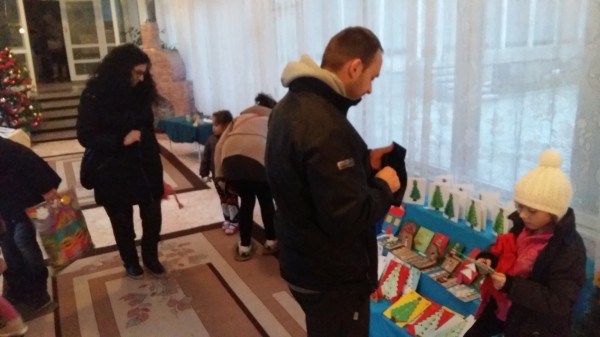 Деца от ДГ “Здравец“ с Коледен базар за стая за рехабилитация на децата с увреждания
