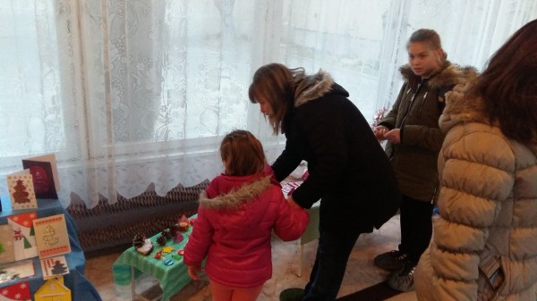 Деца от ДГ “Здравец“ с Коледен базар за стая за рехабилитация на децата с увреждания